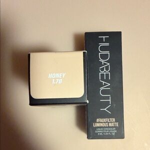 HUDA BEAUTY Faux Filter Luminous Matte Concealer - Honey 1.7B